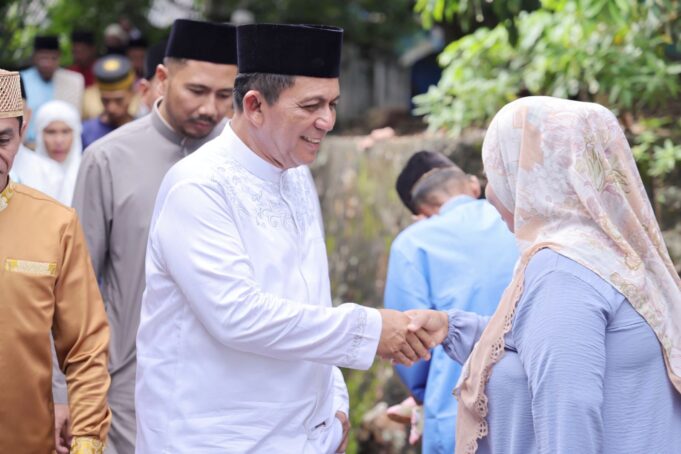 Rayakan Idul Fitri di Pulau Terong, Gubernur Ansar Jadi Khatib dan Menyentuh Jamaah Melalui Khutbahnya