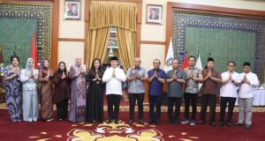 Gubernur Kepri Ansar Ahmad Terima Silaturahmi Wakapolda Kepri Wakapolda Kepri Brigjen. Pol. Dr. Anom Wibowo, S.I.K., M.Si., bersama jajaran pejabat utama Polda Kepri melaksanakan kegiatan silaturahmi Halal Bihalal dengan Gubernur Kepri, H. Ansar Ahmad, S.E., M.M., di Gedung Daerah Tanjung Pinang.