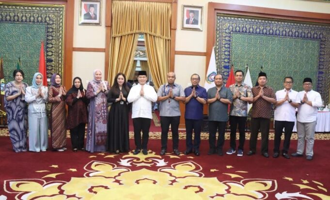 Gubernur Kepri Ansar Ahmad Terima Silaturahmi Wakapolda Kepri Wakapolda Kepri Brigjen. Pol. Dr. Anom Wibowo, S.I.K., M.Si., bersama jajaran pejabat utama Polda Kepri melaksanakan kegiatan silaturahmi Halal Bihalal dengan Gubernur Kepri, H. Ansar Ahmad, S.E., M.M., di Gedung Daerah Tanjung Pinang.
