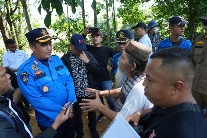 375 Personel Gabungan BP Batam – Tim Terpadu Tertibkan Bangunan Ilegal di Lokasi KEK Nongsa Badan Pengusahaan (BP) Batam bersama Tim Terpadu Pengawasan dan Penertiban Terhadap Bangunan Liar Kota Batam yang dipimpin oleh Kasubdit. Pengamanan Aset dan Obyek Vital BP Batam, Kombes Pol. S.A. Kurniawan menertibkan bangunan ilegal di lokasi rencana perluasan Kawasan Ekonomi Khusus (KEK) Nongsa pada Rabu (16/4/2025) pagi.