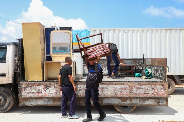 WhatsApp Image 2025-04-17 at 21.17.17 Badan Pengusahaan (BP) Batam kembali memfasilitasi pergeseran terhadap 4 kepala keluarga asal Rempang ke hunian baru di Tanjung Banon, Kamis (17/4/2025).