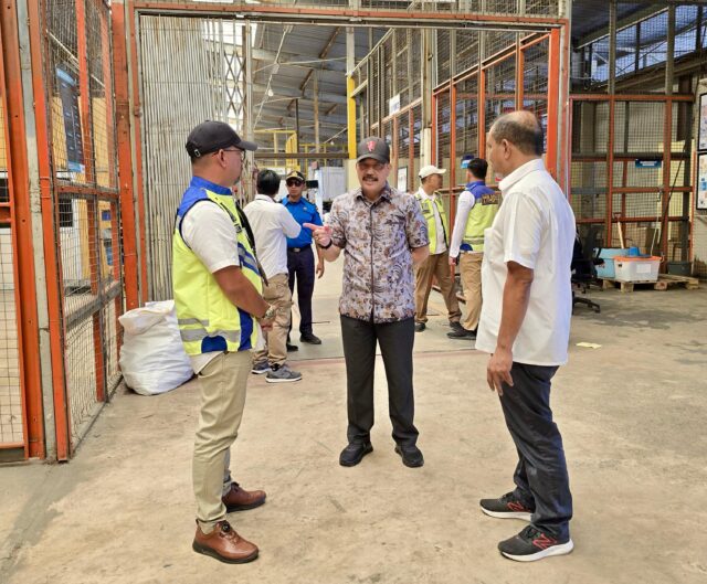 WhatsApp Image 2025-04-23 at 19.11.38 Deputi Bidang Pengelolaan Bandara, Pelabuhan, dan Lalu Lintas Barang BP Batam, Irjen Pol. Ruslan Aspan, meninjau progres pengembangan Bandara Internasional Hang Nadim pada Selasa (22/4/2025).