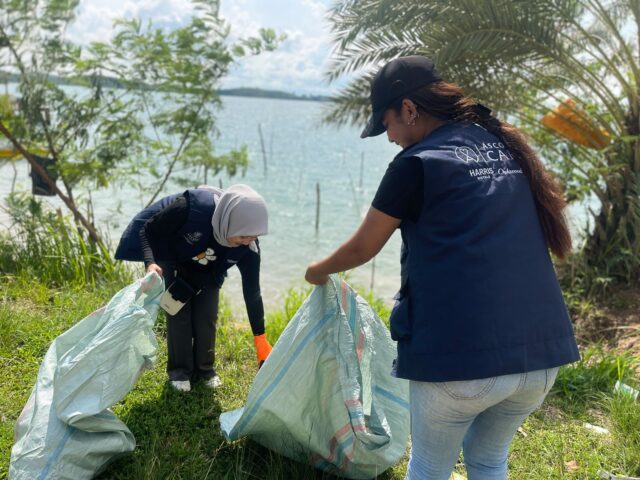 WhatsApp Image 2025-04-26 at 14.16.51 memperingati Hari Bumi 2025, HARRIS Barelang Batam menunjukkan komitmennya terhadap pelestarian lingkungan dengan berpartisipasi aktif dalam kegiatan bersih-bersih yang diinisiasi oleh Free The Sea, sebuah komunitas pionir kepedulian lingkungan hidup di Batam.