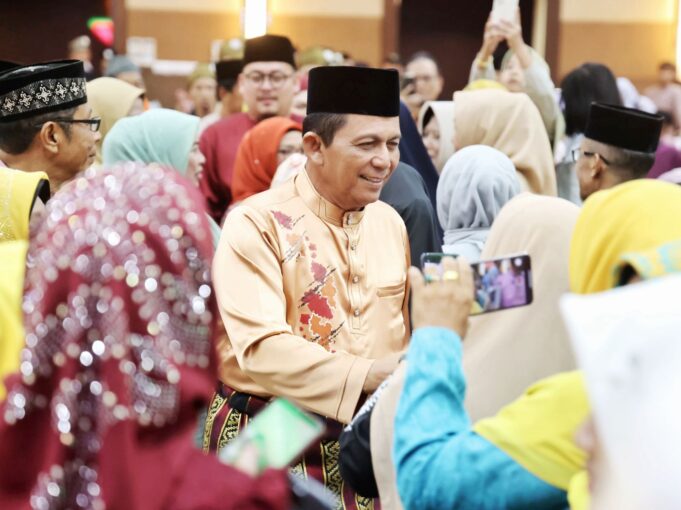 Gubernur Ansar Sambangi Warga Kepri di Rantau: Syawal Jadi Momentum Kebangkitan dan Kebersamaan Gubernur Kepulauan Riau, H. Ansar Ahmad, secara langsung menghadiri acara Halal Bi Halal Pemerintah Provinsi Kepulauan Riau Bersama Masyarakat Kepri di Pekanbaru, Provinsi Riau