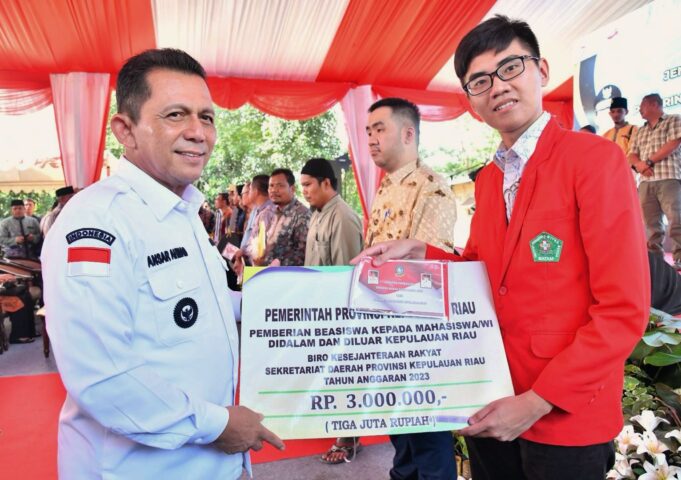 Pemprov Kepri Gelontorkan Beasiswa untuk 1.176 Mahasiswa di Tahun 2025
