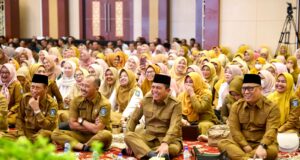 Gubernur Kepri Ansar Ahmad dan Wagub Nyanyang Haris Pratamura Berhalal Bi Halal dengan Pegawai