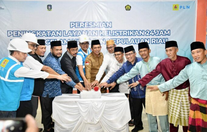 Gubernur Ansar Resmikan Listrik 24 Jam untuk Pulau Parit, Karimun