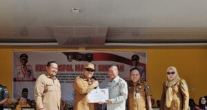 Wagub Nyanyang Sambangi SMAN 3 Batam, Lanjutkan Program Kesbangpol Masuk Sekolah Wakil Gubernur Kepulauan Riau, Nyanyang Haris Pratamura, bersama Kesbangpol Kepri kembali melanjutkan kunjungan ke sekolah-sekolah dalam rangka program "Kesbangpol Masuk Sekolah"
