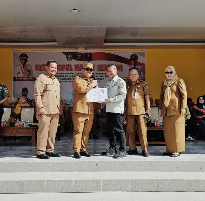 Wagub Nyanyang Sambangi SMAN 3 Batam, Lanjutkan Program Kesbangpol Masuk Sekolah Wakil Gubernur Kepulauan Riau, Nyanyang Haris Pratamura, bersama Kesbangpol Kepri kembali melanjutkan kunjungan ke sekolah-sekolah dalam rangka program "Kesbangpol Masuk Sekolah"