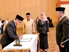 Gubernur Ansar Lantik 132 Pejabat, Dorong Kinerja Maksimal untuk Masyarakat Gubernur Kepulauan Riau H. Ansar Ahmad melantik sebanyak 132 pejabat di lingkungan Pemerintah Provinsi Kepulauan Riau. Pelantikan ini berlangsung di Aula Wan Seri Beni, Dompak, Jumat (23/5) pagi