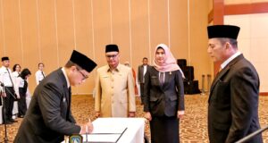 Gubernur Ansar Lantik 132 Pejabat, Dorong Kinerja Maksimal untuk Masyarakat Gubernur Kepulauan Riau H. Ansar Ahmad melantik sebanyak 132 pejabat di lingkungan Pemerintah Provinsi Kepulauan Riau. Pelantikan ini berlangsung di Aula Wan Seri Beni, Dompak, Jumat (23/5) pagi