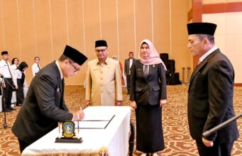 Gubernur Ansar Lantik 132 Pejabat, Dorong Kinerja Maksimal untuk Masyarakat Gubernur Kepulauan Riau H. Ansar Ahmad melantik sebanyak 132 pejabat di lingkungan Pemerintah Provinsi Kepulauan Riau. Pelantikan ini berlangsung di Aula Wan Seri Beni, Dompak, Jumat (23/5) pagi