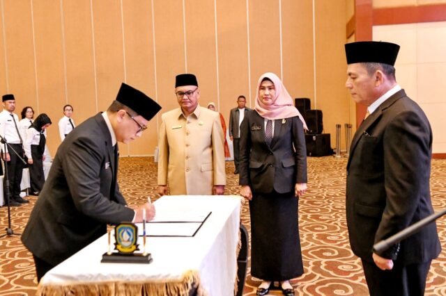 Gubernur Kepulauan Riau H. Ansar Ahmad melantik sebanyak 132 pejabat di lingkungan Pemerintah Provinsi Kepulauan Riau. Pelantikan ini berlangsung di Aula Wan Seri Beni, Dompak, Jumat (23/5) pagi Gubernur Kepulauan Riau H. Ansar Ahmad melantik sebanyak 132 pejabat di lingkungan Pemerintah Provinsi Kepulauan Riau. Pelantikan ini berlangsung di Aula Wan Seri Beni, Dompak, Jumat (23/5) pagi