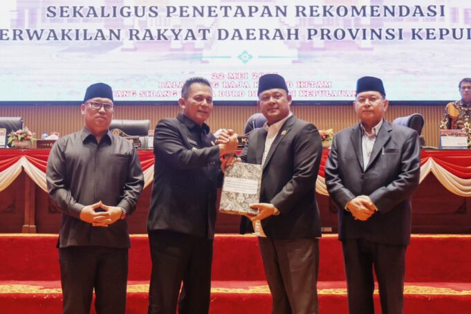 Rekomendasi LKPj 2024 Ditetapkan DPRD Kepri, Gubernur Ansar: Jadi Bekal Perbaikan Pembangunan Dewan Perwakilan Rakyat Daerah (DPRD) Provinsi Kepulauan Riau secara resmi menetapkan rekomendasi terhadap Laporan Keterangan Pertanggungjawaban (LKPj) Kepala Daerah Provinsi Kepulauan Riau Tahun Anggaran 2024.