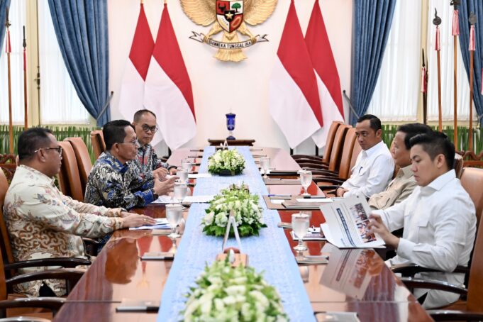 BP Batam Laporkan Langkah Strategis Percepatan Investasi ke Presiden Prabowo Kepala Badan Pengusahaan (BP) Batam, Amsakar Achmad, bersama jajaran melaporkan strategi percepatan investasi kepada Presiden Republik Indonesia, Prabowo Subianto, dalam audiensi resmi di Istana Kepresidenan Jakarta, Kamis (22/5/2025).