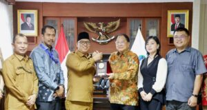 Temui Wagub Nyanyang, INTI Siap Jadi Jembatan Investor Tiongkok Ke Kepri Wakil Gubernur Kepulauan Riau, Nyanyang Haris Pratamura, menerima kunjungan dari Perhimpunan Indonesia Tionghoa (INTI) yang dipimpin langsung oleh Ketua Umum INTI, Teddy Sugianto, di Ruang Kerja Wakil Gubernur Kepri, Tanjungpinang, Selasa (29/4).