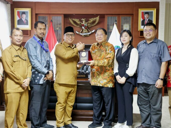 Temui Wagub Nyanyang, INTI Siap Jadi Jembatan Investor Tiongkok Ke Kepri Wakil Gubernur Kepulauan Riau, Nyanyang Haris Pratamura, menerima kunjungan dari Perhimpunan Indonesia Tionghoa (INTI) yang dipimpin langsung oleh Ketua Umum INTI, Teddy Sugianto, di Ruang Kerja Wakil Gubernur Kepri, Tanjungpinang, Selasa (29/4).