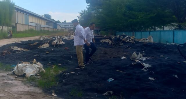 Komisi III DPRD Kota Batam melakukan inspeksi mendadak (sidak) ke lokasi pembuangan limbah Bahan Berbahaya dan Beracun (B3) yang berada tepat di samping SD Negeri 002 Batu Ampar, pada Kamis (15/5/2025). Komisi III DPRD Kota Batam melakukan inspeksi mendadak (sidak) ke lokasi pembuangan limbah Bahan Berbahaya dan Beracun (B3) yang berada tepat di samping SD Negeri 002 Batu Ampar, pada Kamis (15/5/2025).