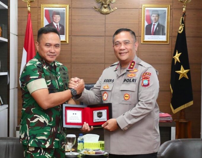 Kunjungan Pangdam Bukit Barisan ke Kapolda Kepri Asep Syafrudin, Sepakat Berantas Premanisme Kapolda Kepulauan Riau, Irjen Pol Asep Safrudin, S.I.K., M.H., (kanan) saat menerima kunjungan silaturahmi Pangdam I/Bukit Barisan, Mayjen TNI Rio Firdianto
