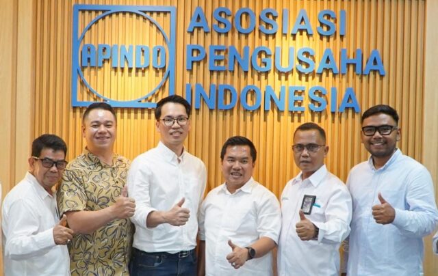 PT PLN Batam bersilaturahmi dengan Ketua Asosiasi Pengusaha Indonesia (Apindo) Kota Batam, Rafky Rasyid pada Selasa (20/5). Sementara itu dari PT PLN Batam diwakili oleh Sekretaris Perusahaan, Zulhamdi, bersama Vice Presiden Niaga PT PLN Batam, Ika Patria Wardana. PT PLN Batam bersilaturahmi dengan Ketua Asosiasi Pengusaha Indonesia (Apindo) Kota Batam, Rafky Rasyid pada Selasa (20/5). Sementara itu dari PT PLN Batam diwakili oleh Sekretaris Perusahaan, Zulhamdi, bersama Vice Presiden Niaga PT PLN Batam, Ika Patria Wardana.