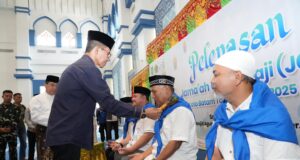 Amsakar Achmad Lepas Jemaah Calon Haji Kota Batam