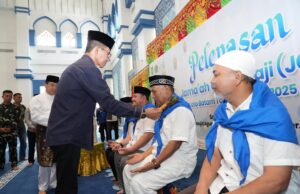 Amsakar Achmad Lepas Jemaah Calon Haji Kota Batam