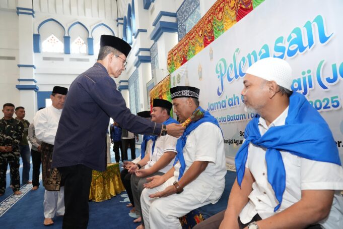Amsakar Achmad Lepas Jemaah Calon Haji Kota Batam