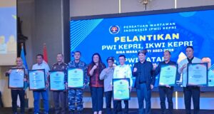 Zulmansyah Sekedang Lantik PWI Kepri, IKWI dan PWI Batam