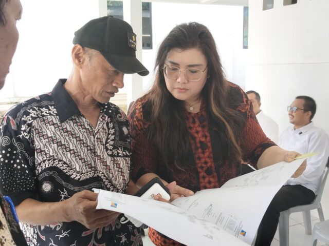 BP Batam melalui Anggota Bidang Pelayanan Umum, Ariastuty Sirait melakukan peninjauan distribusi air bersih di Kampung Tua Piayu Laut, pada Rabu (7/5/2025). BP Batam melalui Anggota Bidang Pelayanan Umum, Ariastuty Sirait melakukan peninjauan distribusi air bersih di Kampung Tua Piayu Laut, pada Rabu (7/5/2025).