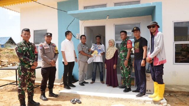 Badan Pengusahaan (BP) Batam memfasilitasi pergeseran terhadap 4 Kepala Keluarga (KK) terdampak pengembangan Rempang Eco City ke rumah baru di Tanjung Banun, Selasa (6/5/2025). Badan Pengusahaan (BP) Batam memfasilitasi pergeseran terhadap 4 Kepala Keluarga (KK) terdampak pengembangan Rempang Eco City ke rumah baru di Tanjung Banun, Selasa (6/5/2025).