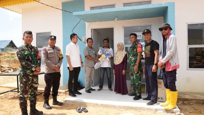 89 KK Warga Rempang Tempati Rumah Baru Tanjung Banun Badan Pengusahaan (BP) Batam memfasilitasi pergeseran terhadap 4 Kepala Keluarga (KK) terdampak pengembangan Rempang Eco City ke rumah baru di Tanjung Banun, Selasa (6/5/2025).