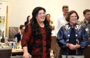Anggota/Deputi Bidang Pelayanan Umum BP Batam Hadiri Networking Dinner bersama Delegasi Kementerian dan Pengusaha Jerman Anggota/Deputi Bidang Pelayanan Umum BP Batam, Ariastuty Sirait menghadiri undangan Networking Dinner bersama Delegasi Kementerian Negara Bagian Bremen, Jerman di Harbourbay Restaurant, Rabu, (7/5/2025).