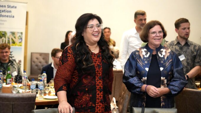 Anggota/Deputi Bidang Pelayanan Umum BP Batam Hadiri Networking Dinner bersama Delegasi Kementerian dan Pengusaha Jerman Anggota/Deputi Bidang Pelayanan Umum BP Batam, Ariastuty Sirait menghadiri undangan Networking Dinner bersama Delegasi Kementerian Negara Bagian Bremen, Jerman di Harbourbay Restaurant, Rabu, (7/5/2025).