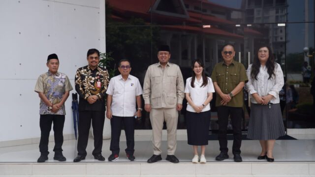 Wakil Kepala BP Batam, Li Claudia Chandra, menyambut kunjungan kerja Menteri Agraria dan Tata Ruang/Kepala Badan Pertanahan Nasional (ATR/BPN), Nusron Wahid, di Gedung VVIP Bandara Internasional Hang Nadim, Kamis (8/5/2025). Wakil Kepala BP Batam, Li Claudia Chandra, menyambut kunjungan kerja Menteri Agraria dan Tata Ruang/Kepala Badan Pertanahan Nasional (ATR/BPN), Nusron Wahid, di Gedung VVIP Bandara Internasional Hang Nadim, Kamis (8/5/2025).