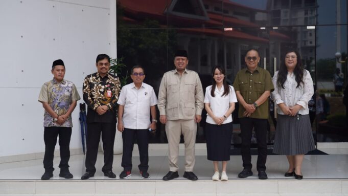 Wakil Kepala BP Batam Li Claudia Chandra Sambut Kunjungan Menteri ATR-BPN Wakil Kepala BP Batam, Li Claudia Chandra, menyambut kunjungan kerja Menteri Agraria dan Tata Ruang/Kepala Badan Pertanahan Nasional (ATR/BPN), Nusron Wahid, di Gedung VVIP Bandara Internasional Hang Nadim, Kamis (8/5/2025).