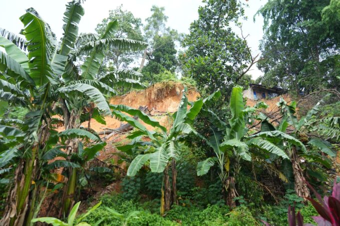 Anggota/Deputi Bidang Infrastruktur Tinjau Titik Longsor di Kec. Bengkong