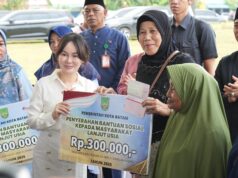 Peduli Lansia, Li Claudia Chandra: Ini Bukan Soal Angka, Tapi Bukti Sayang Kami Wakil Kepala Badan Pengusahaan (BP) Batam sekaligus Wakil Walikota Batam, Li Claudia Chandra menyerahkan bantuan tunai kepada lansia, Jumat, (9/5).