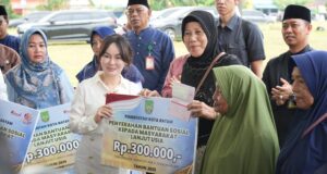 Peduli Lansia, Li Claudia Chandra: Ini Bukan Soal Angka, Tapi Bukti Sayang Kami Wakil Kepala Badan Pengusahaan (BP) Batam sekaligus Wakil Walikota Batam, Li Claudia Chandra menyerahkan bantuan tunai kepada lansia, Jumat, (9/5).