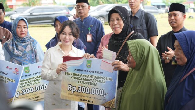 Wakil Kepala Badan Pengusahaan (BP) Batam sekaligus Wakil Walikota Batam, Li Claudia Chandra menyerahkan bantuan tunai kepada lansia, Jumat, (9/5). Wakil Kepala Badan Pengusahaan (BP) Batam sekaligus Wakil Walikota Batam, Li Claudia Chandra menyerahkan bantuan tunai kepada lansia, Jumat, (9/5).
