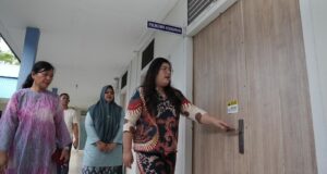 Deputi Bidang Pelayanan Umum Tinjau Klinik Baloi, Harapkan Mutu Pelayanan dan Fasilitas Meningkat Anggota/Deputi Bidang Pelayanan Umum Ariastuty Sirait, meninjau Klinik Baloi yang terletak di salah satu titik tersibuk di Kota Batam, tepatnya di Jl. Bunga Raya No.1, Baloi Indah, Kec. Lubuk Baja, Kota Batam, pada Jum'at sore (9/5/2025).