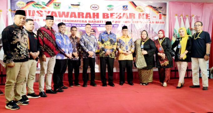 Paguyuban Rumah Gadang, Wadah Baru Persatuan Warga Sumbar di Kepri Semangat untuk Bersatu dan membangun silaturahmi perantau Minang di Provinsi Riau terwujud dengan berdirinya Keluarga Besar Rumah Gadang (KBRG) Kepri dalam Musyawarah Besar ke-1 di Pacific Palace Hotel, Batam, Minggu (11/05/2025).