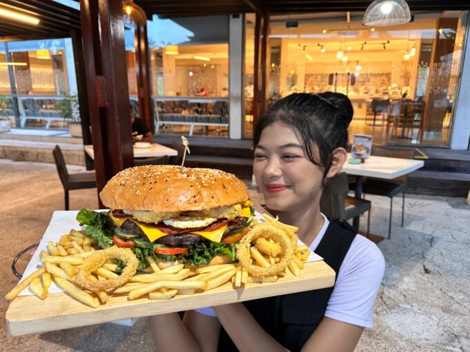 HARRIS Resort Waterfront Batam Hadirkan ‘Jumbo Sharing Plates’, Nikmati Hidangan Spektakuler untuk Ramai-Ramai! HARRIS Resort Waterfront Batam mempersembahkan inovasi kuliner terbaru yang akan mengubah definisi Anda tentang "makan bersama" melalui promosi eksklusif "Jumbo Sharing Plates" di HARRIS Café & Harrissimo