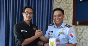 Pererat Silaturahmi, Lanud Hang Nadim Terima Kunjungan SMSI dan PWI Kota Batam Komandan Lanud Hang Nadim, Letkol Pnb Hendro Sukamdani, M.Tr.Oplsa., bersama Ketua Persatuan Wartawan Indonesia (PWI) Kota Batam, M Kavi Ansyarulah.