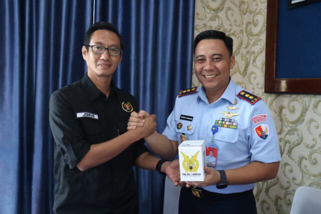 Komandan Lanud Hang Nadim, Letkol Pnb Hendro Sukamdani, M.Tr.Oplsa., bersama Ketua Persatuan Wartawan Indonesia (PWI) Kota Batam, M Kavi Ansyarulah. Komandan Lanud Hang Nadim, Letkol Pnb Hendro Sukamdani, M.Tr.Oplsa., bersama Ketua Persatuan Wartawan Indonesia (PWI) Kota Batam, M Kavi Ansyarulah.