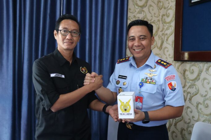 Pererat Silaturahmi, Lanud Hang Nadim Terima Kunjungan SMSI dan PWI Kota Batam Komandan Lanud Hang Nadim, Letkol Pnb Hendro Sukamdani, M.Tr.Oplsa., bersama Ketua Persatuan Wartawan Indonesia (PWI) Kota Batam, M Kavi Ansyarulah.