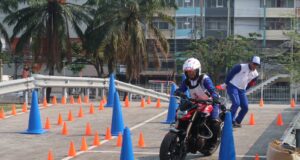 Capella Dinamik Nusantara Wujudkan Komitmen Berkendara Aman Lewat Kompetisi Regional KEPRI Pelatihan dan Kompetisi Regional Instruktur Safety Riding Advisor Community 2025.