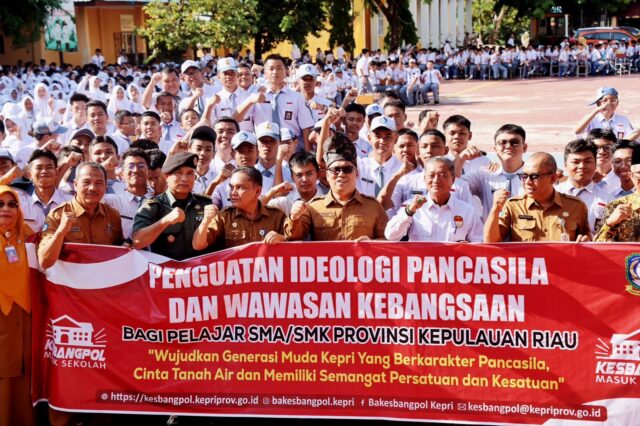 Wakil Gubernur Kepulauan Riau, Nyanyang Haris Pratamura secara resmi membuka kegiatan Kesbangpol Masuk Sekolah (KEMAS) yang perdana dilaksanakan di SMA Negeri 1 Tanjungpinang, Senin (5/5).