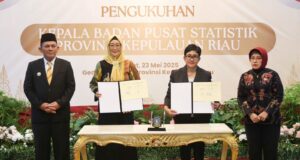 Gubernur Ansar Kukuhkan Kepala BPS Kepri dan Teken Nota Kesepakatan Strategis dengan BPS RI Gubernur Provinsi Kepulauan Riau H. Ansar Ahmad secara resmi mengukuhkan Dr. Margaretha Ari Anggorowati sebagai Kepala Badan Pusat Statistik (BPS) Provinsi Kepulauan Riau. Prosesi pengukuhan digelar pada Jumat (23/5)