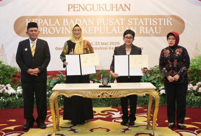 Gubernur Ansar Kukuhkan Kepala BPS Kepri dan Teken Nota Kesepakatan Strategis dengan BPS RI Gubernur Provinsi Kepulauan Riau H. Ansar Ahmad secara resmi mengukuhkan Dr. Margaretha Ari Anggorowati sebagai Kepala Badan Pusat Statistik (BPS) Provinsi Kepulauan Riau. Prosesi pengukuhan digelar pada Jumat (23/5)
