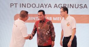 Gubernur Ansar Resmikan Fasilitas JAPFA di Bintan, Dorong Ketahanan Pangan dan Kemitraan Peternak Lokal Gubernur Ansar bersama Chief Operating Officer Poultry Indonesia JAPFA, Arif Widjaja.
